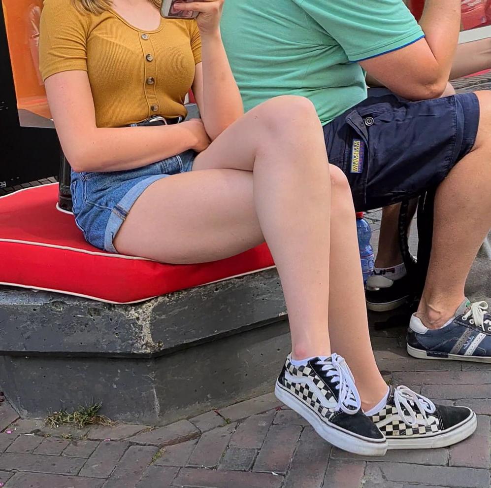 19P Candid sexy teen legs