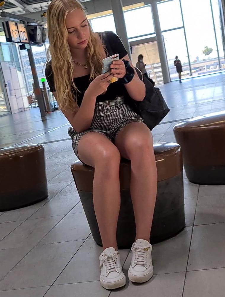 19P Candid sexy teen legs