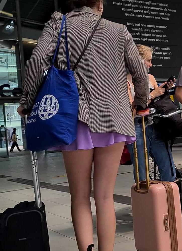 19P Candid sexy teen legs