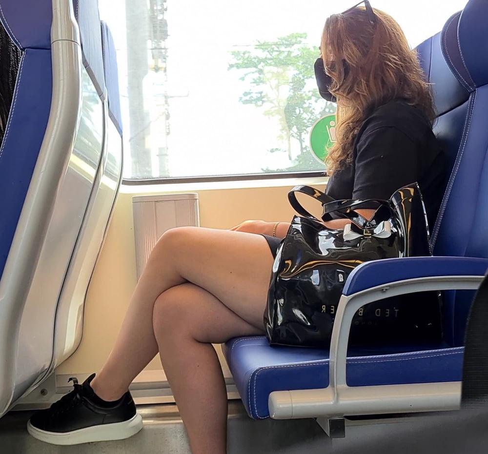 19P Candid sexy teen legs