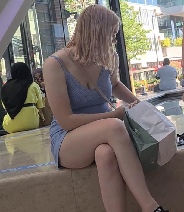 19P Candid sexy teen legs