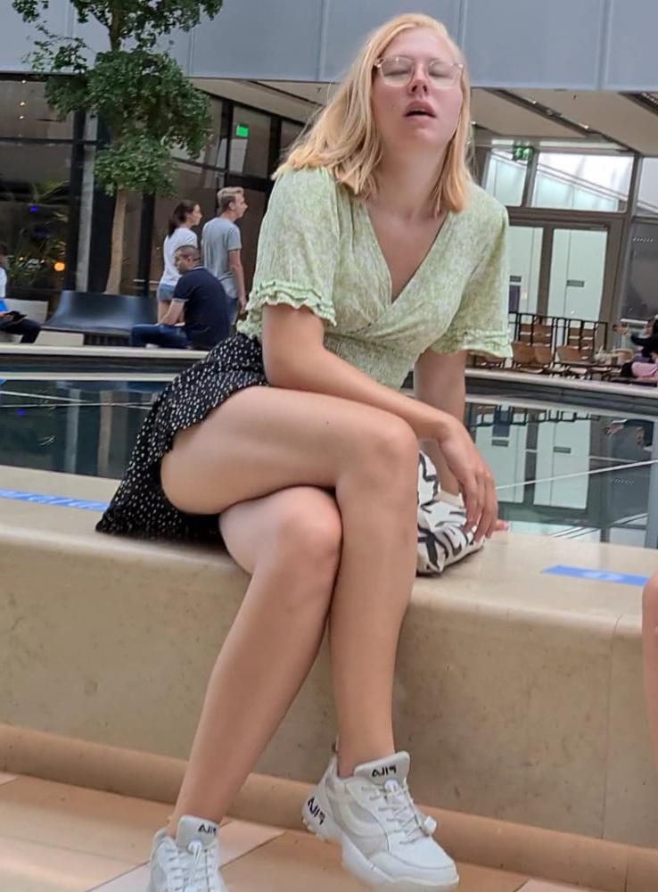 19P Candid sexy teen legs