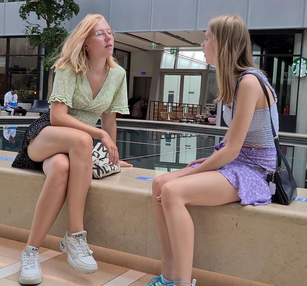 19P Candid sexy teen legs