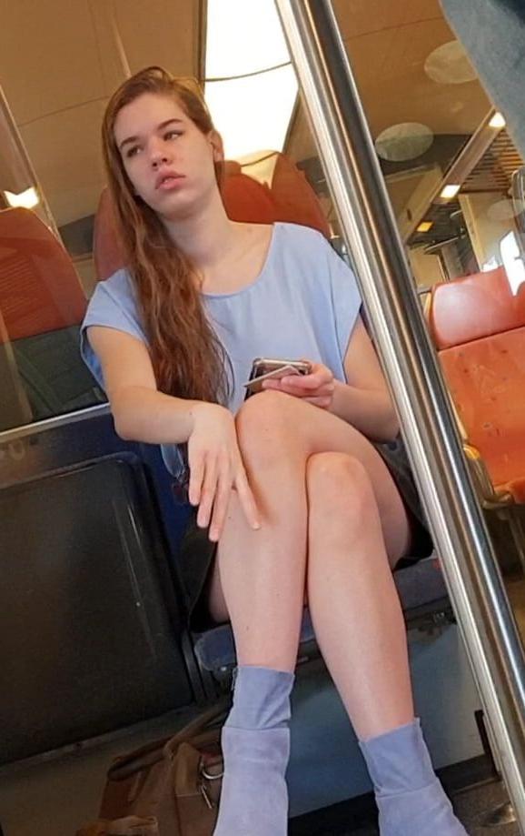 19P Candid sexy teen legs