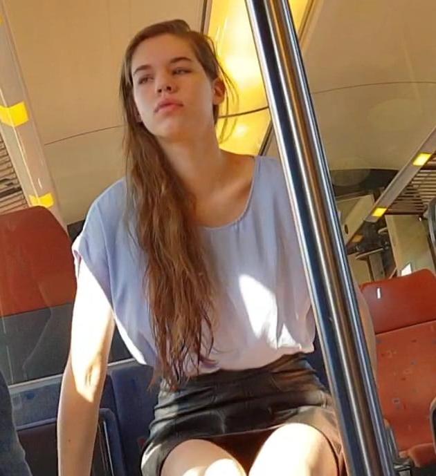 19P Candid sexy teen legs