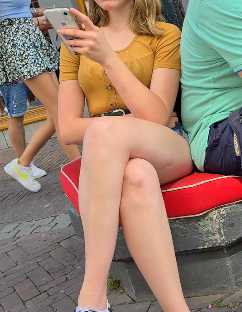 19P Candid sexy teen legs