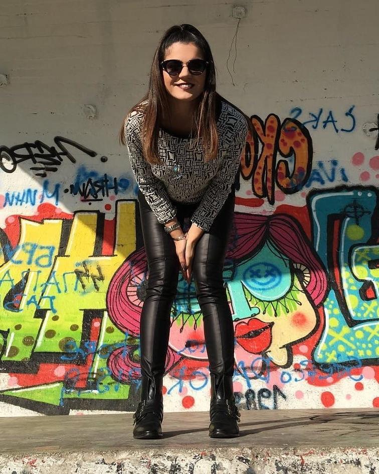 15P Amazing HOT LEGS AND ASS
