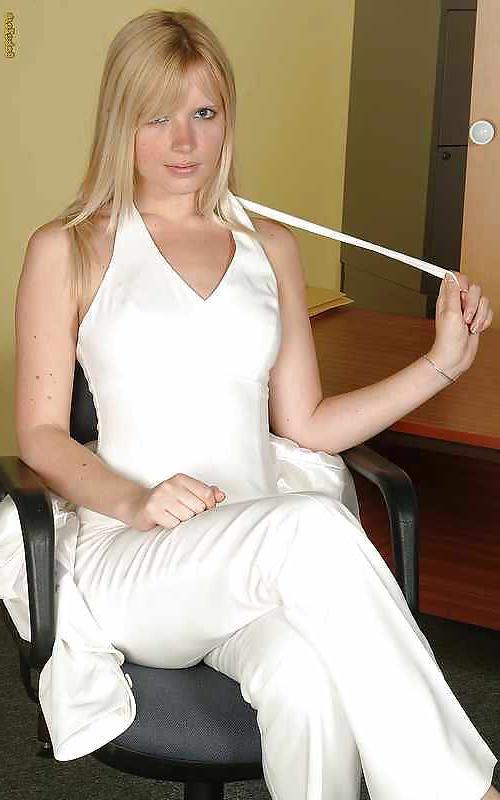 16P Super blonde secretary - BabeZest