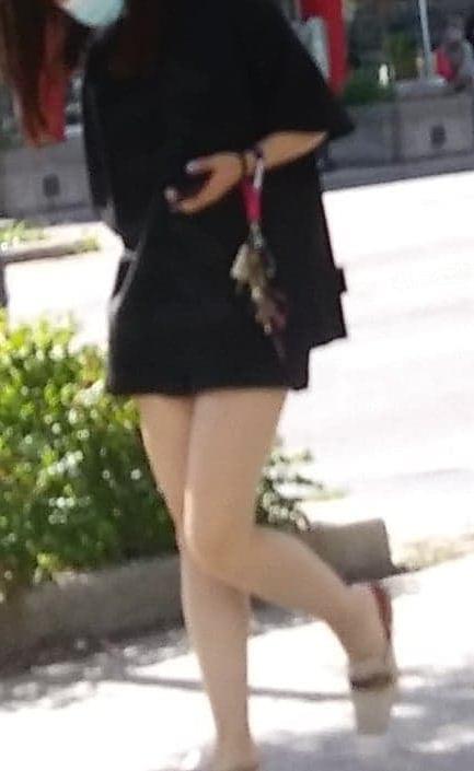 25P Candid legs and feet....