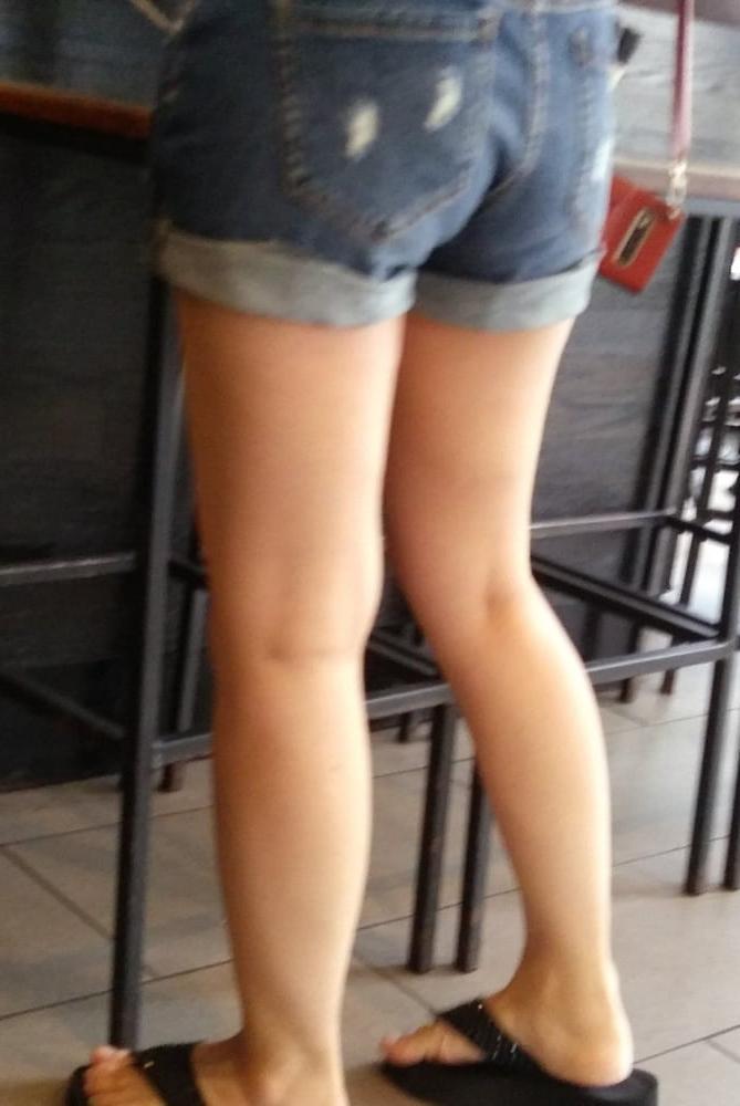 25P Candid legs and feet....