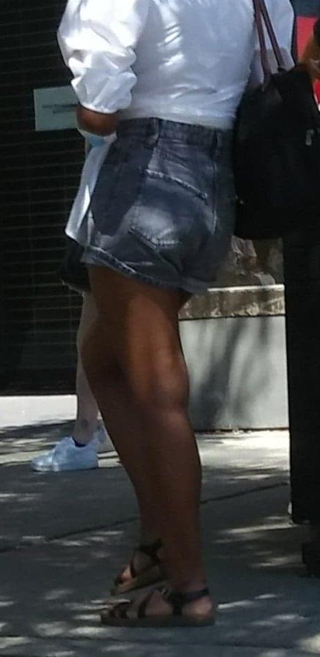 25P Candid legs and feet....