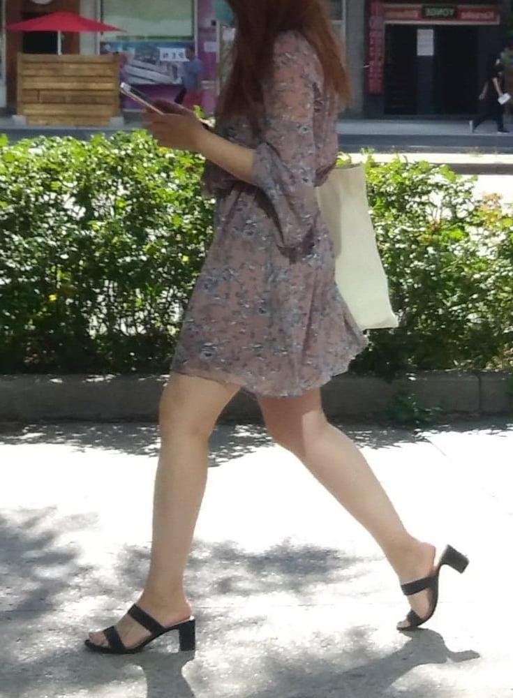 25P Candid legs and feet....