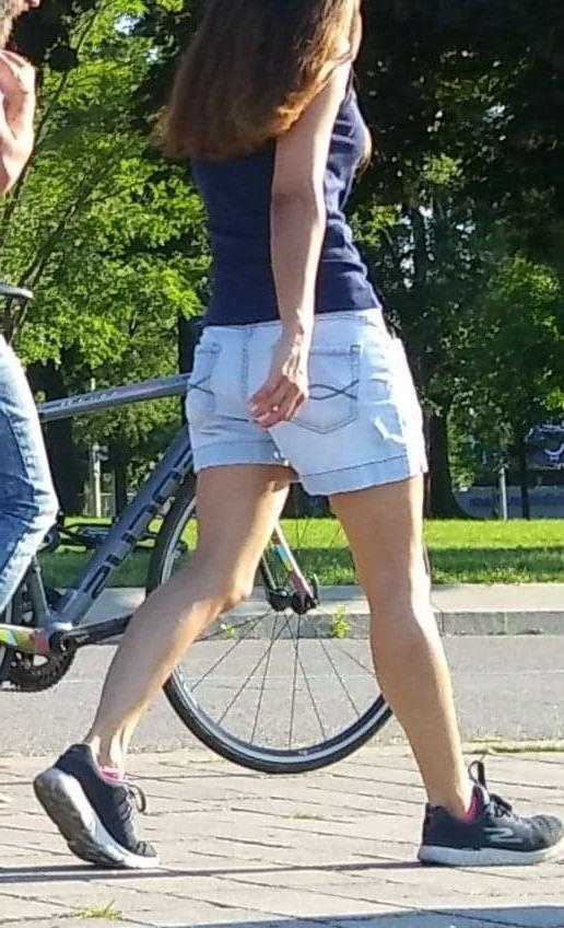 25P Candid legs and feet....