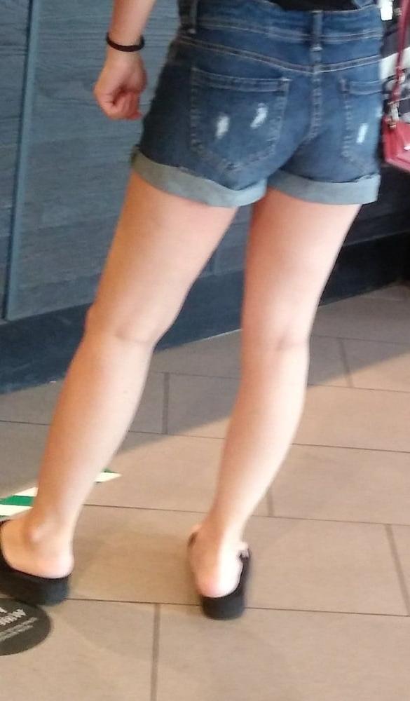 25P Candid legs and feet....