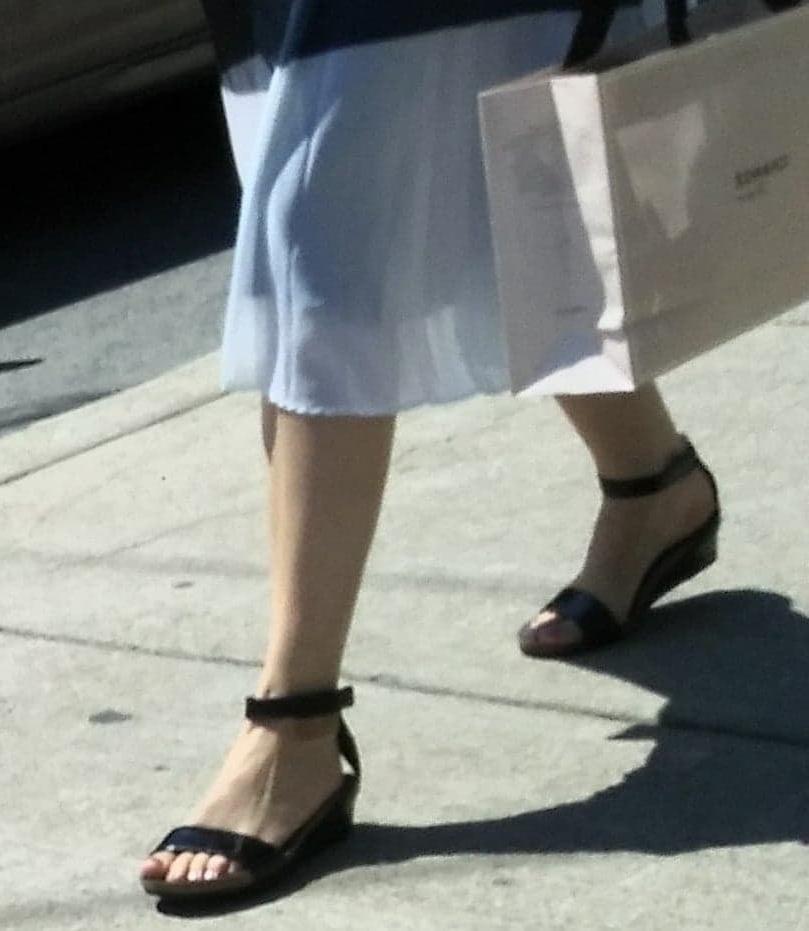 25P Candid legs and feet....