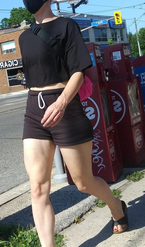 25P Candid legs and feet....