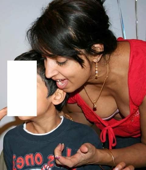 25P sl local girls hot saree and boobs