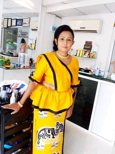 25P sl local girls hot saree and boobs