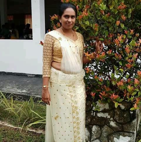 25P sl local girls hot saree and boobs