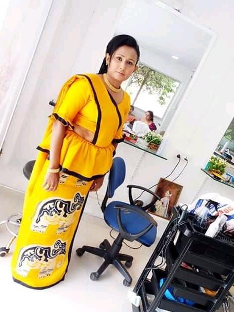 25P sl local girls hot saree and boobs