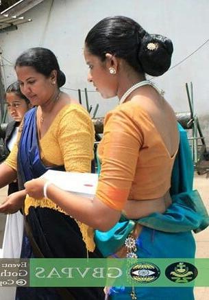 25P sl local girls hot saree and boobs