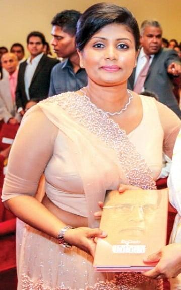 25P sl local girls hot saree and boobs