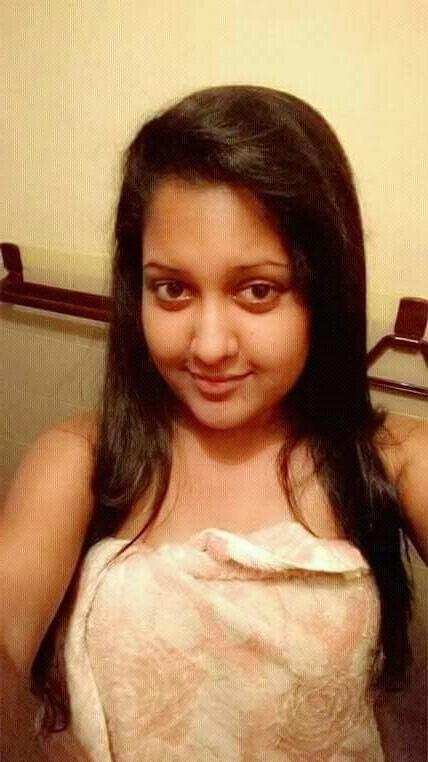 25P sl local girls hot saree and boobs