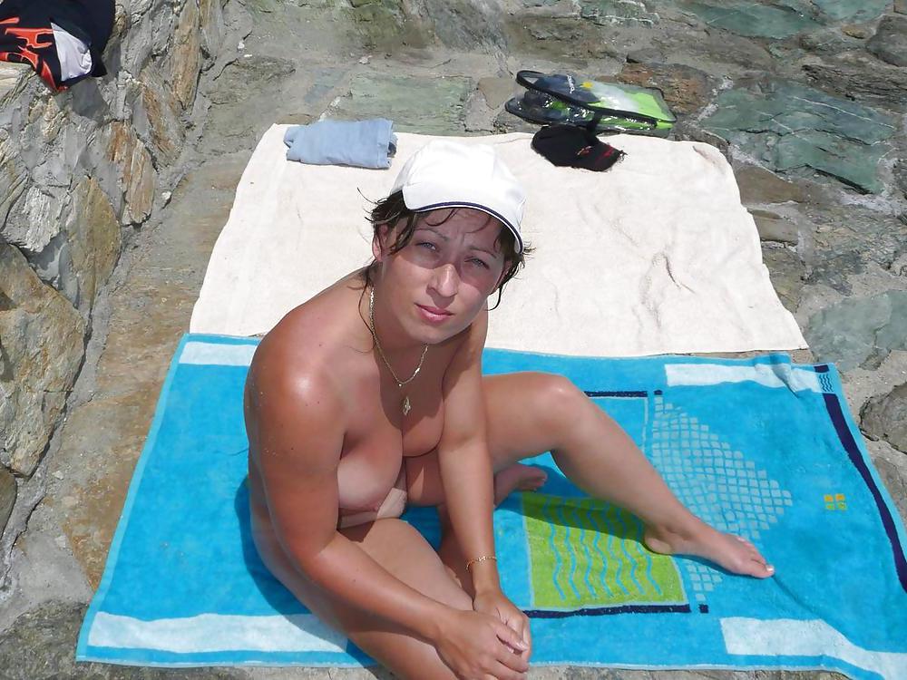 25P Topless Nude Beach 3