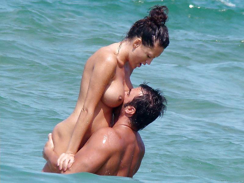 25P Topless Nude Beach 3