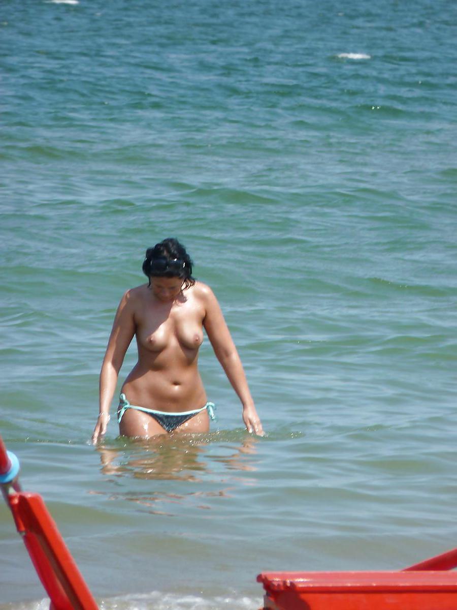 25P Topless Nude Beach 3