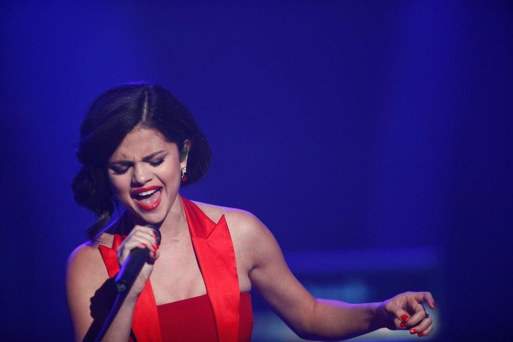10P SELENA GOMEZ ... BEST FUCKING HOT LEGS EVER !!!