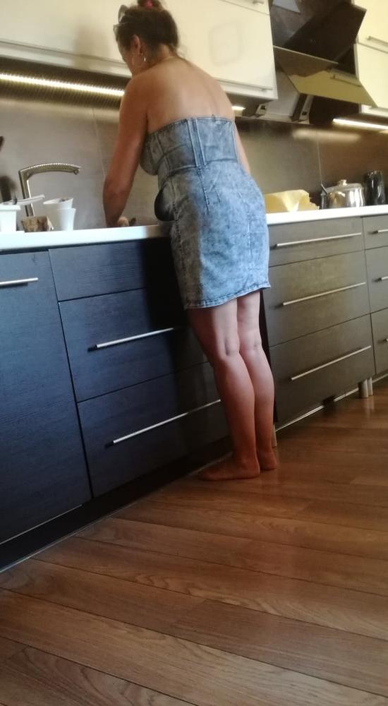 25P Candid legs my aunt