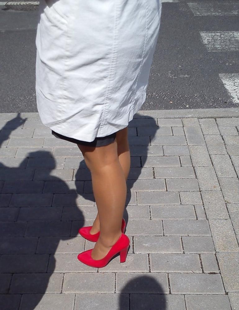 25P Candid legs my aunt