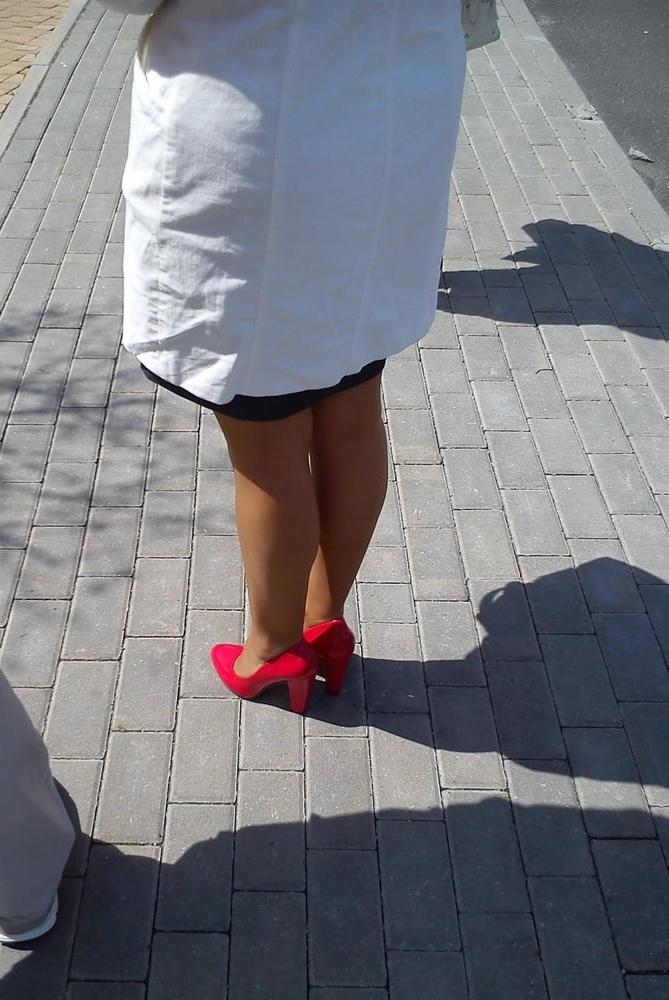25P Candid legs my aunt