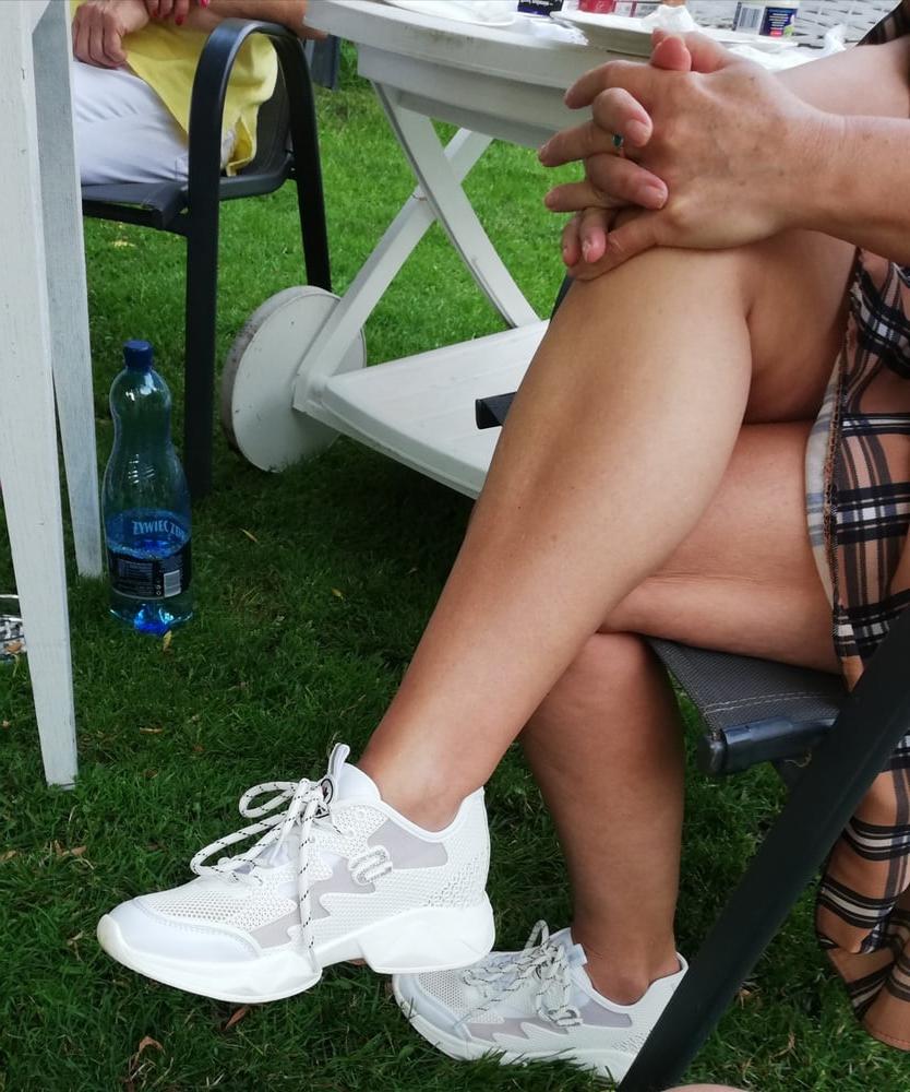 25P Candid legs my aunt