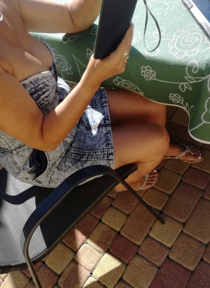 25P Candid legs my aunt