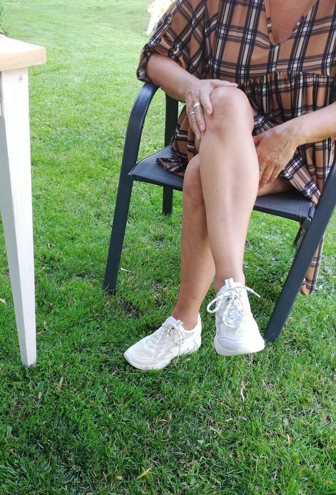 25P Candid legs my aunt