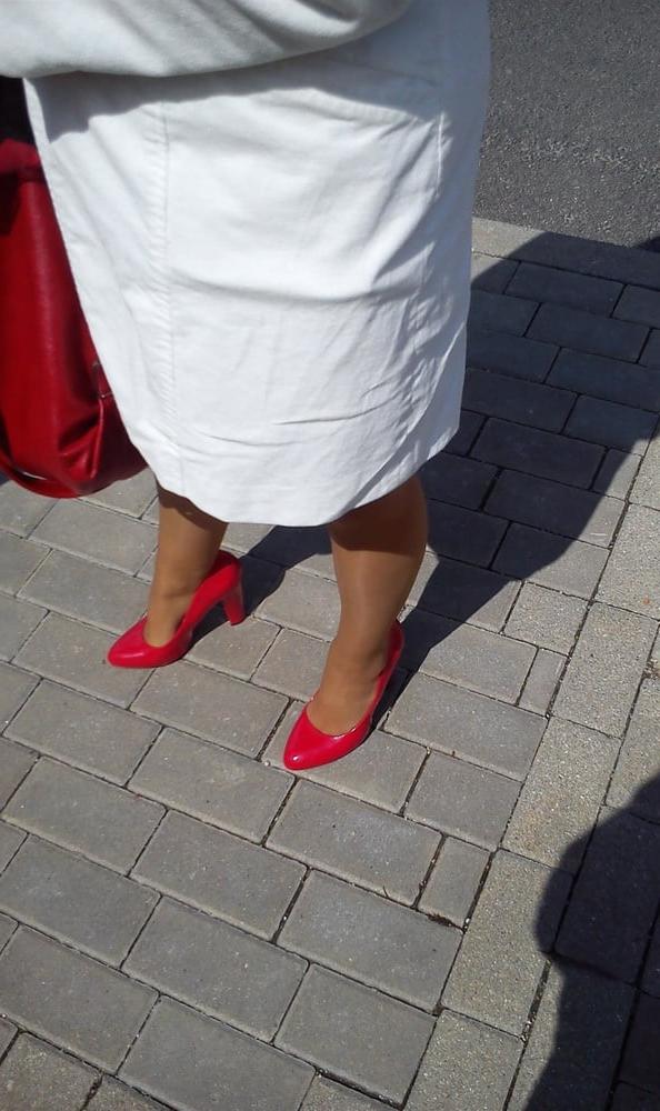 25P Candid legs my aunt