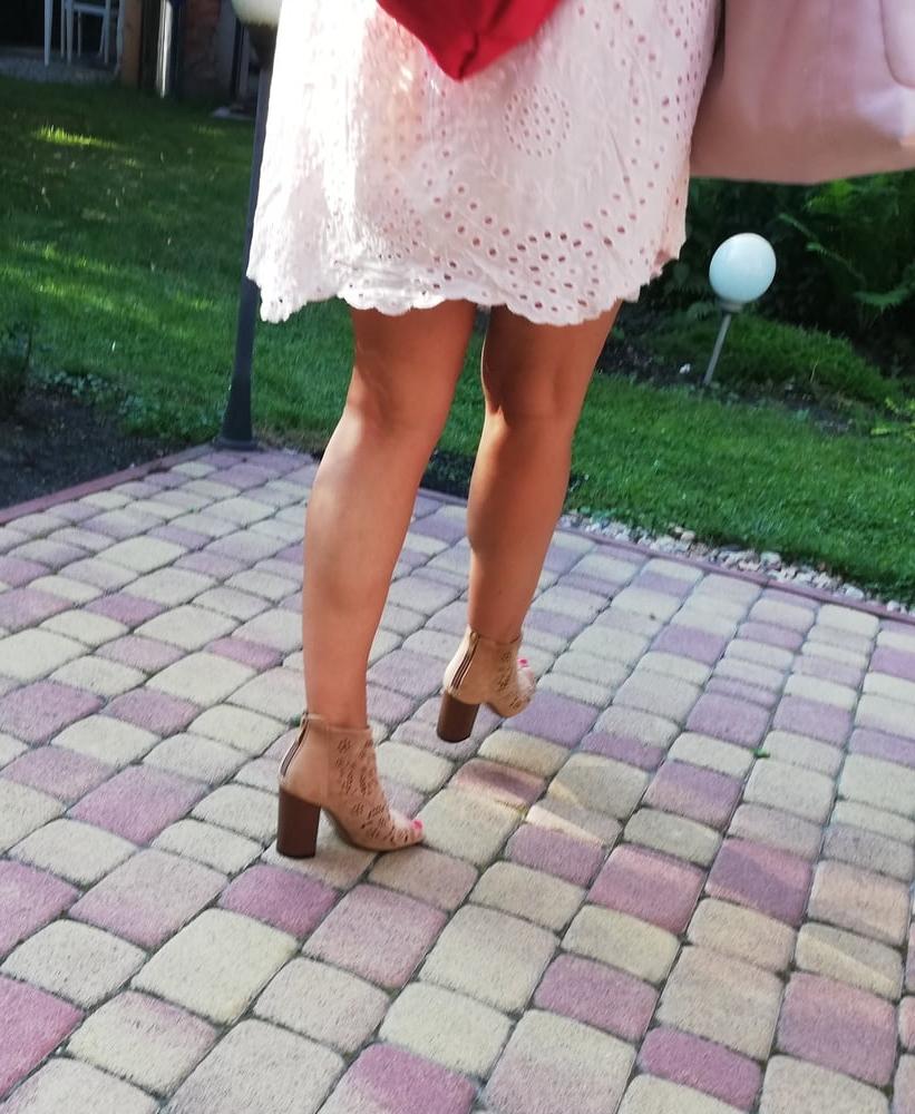 25P Candid legs my aunt