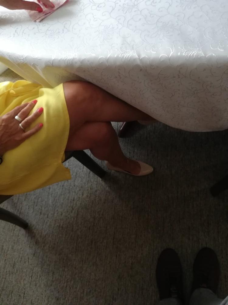 25P Candid legs my aunt