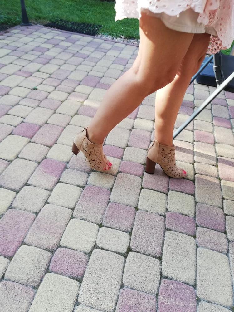 25P Candid legs my aunt