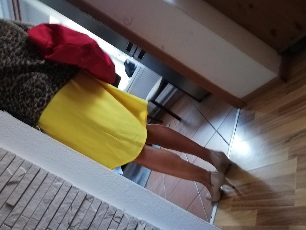 25P Candid legs my aunt