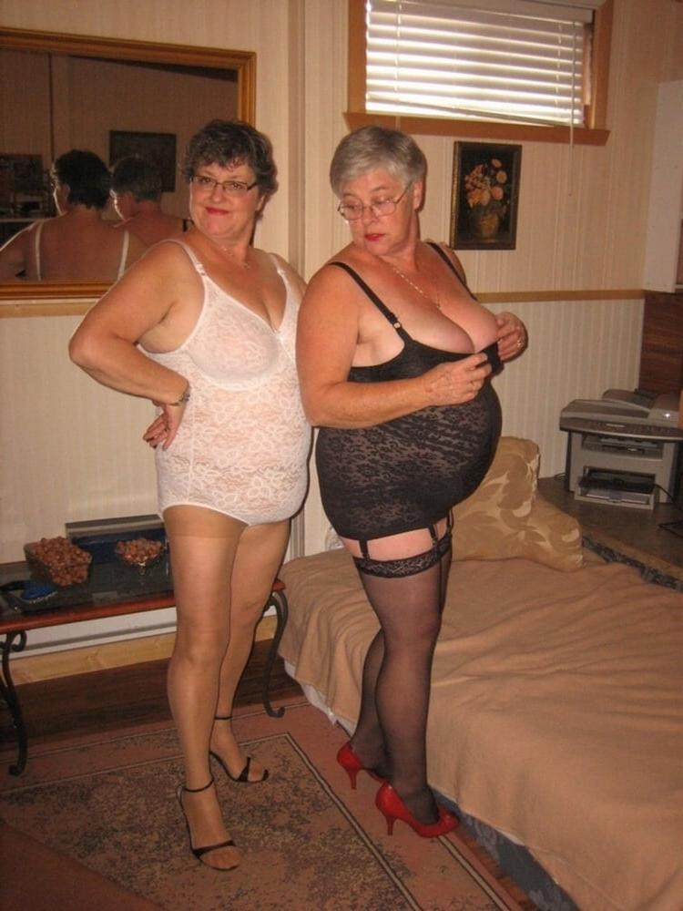 20P Grannies in Girdles Posing