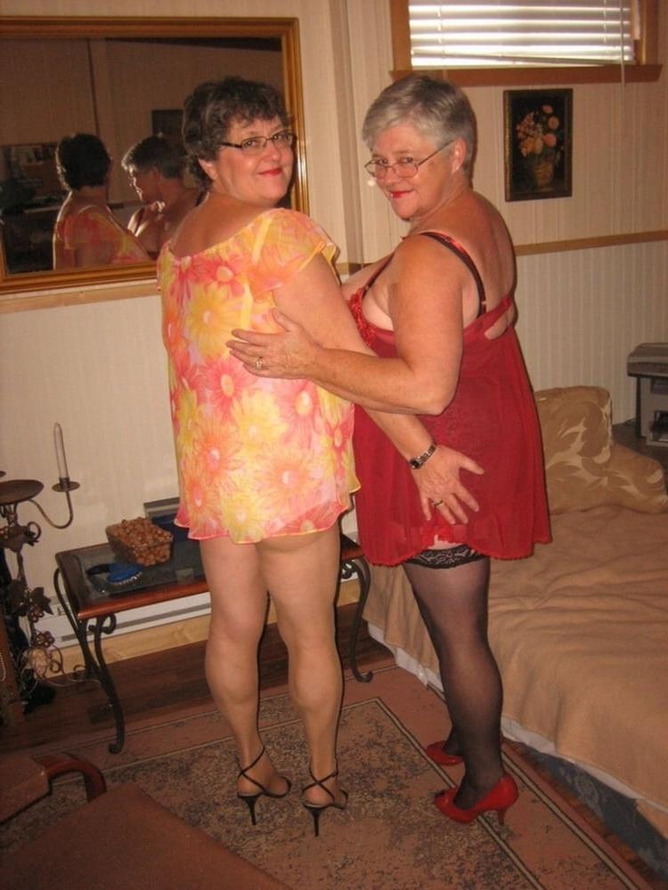 20P Grannies in Girdles Posing