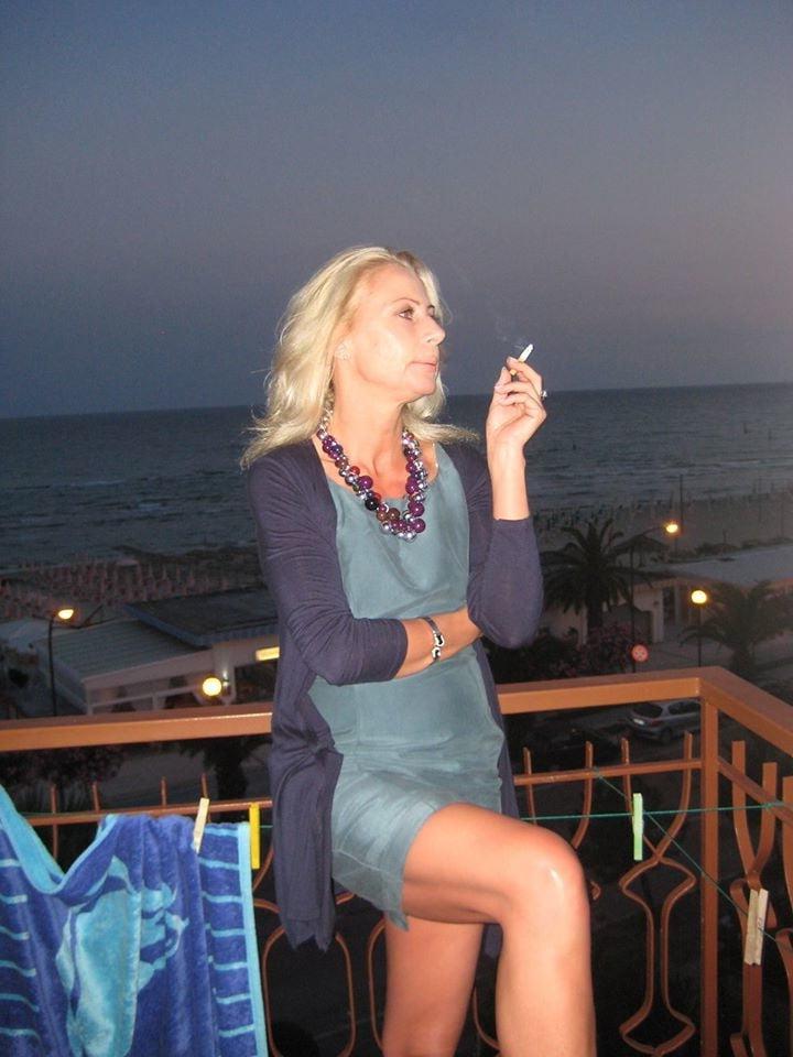 25P Sexy legs MILFs