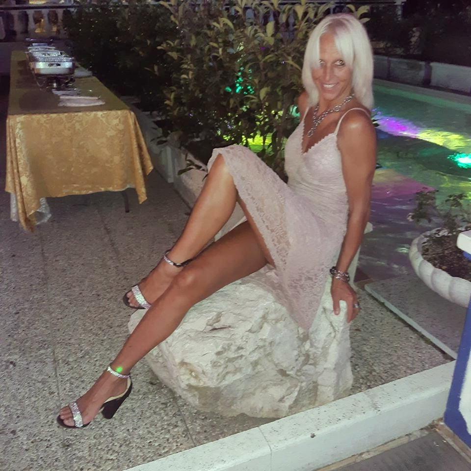 25P Sexy legs MILFs