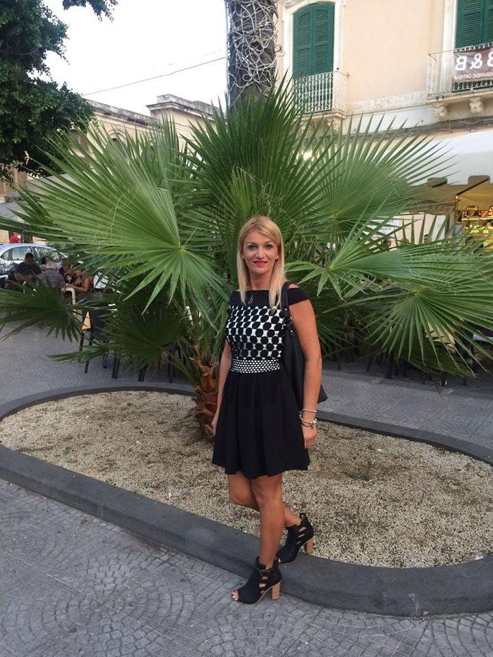 25P Sexy legs MILFs