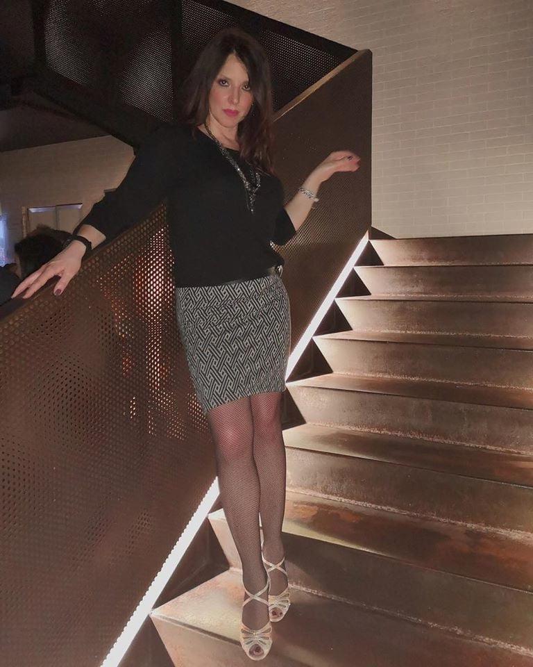 25P Sexy legs MILFs