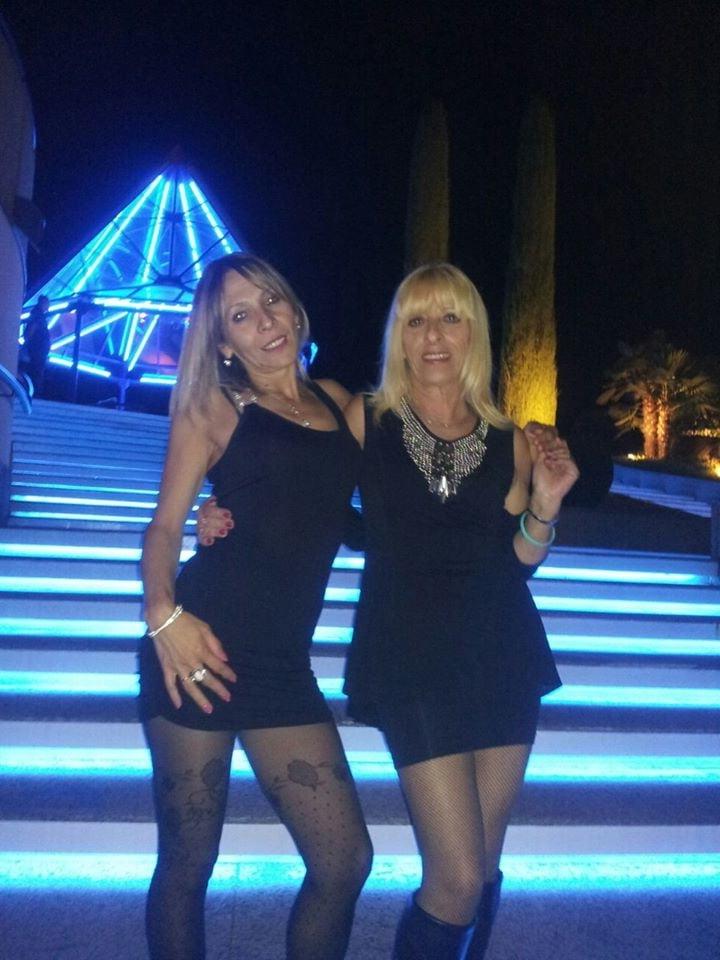25P Sexy legs MILFs