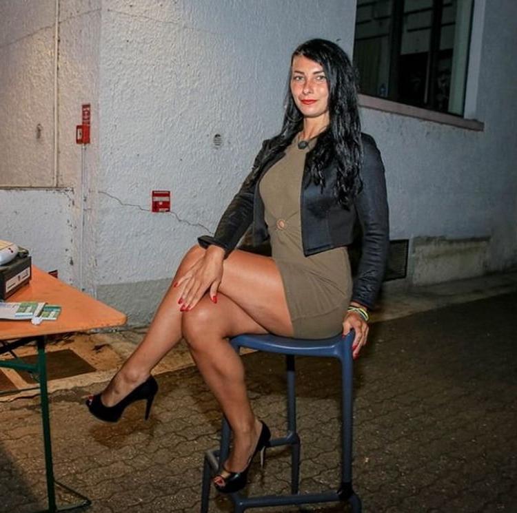 25P Sexy legs MILFs